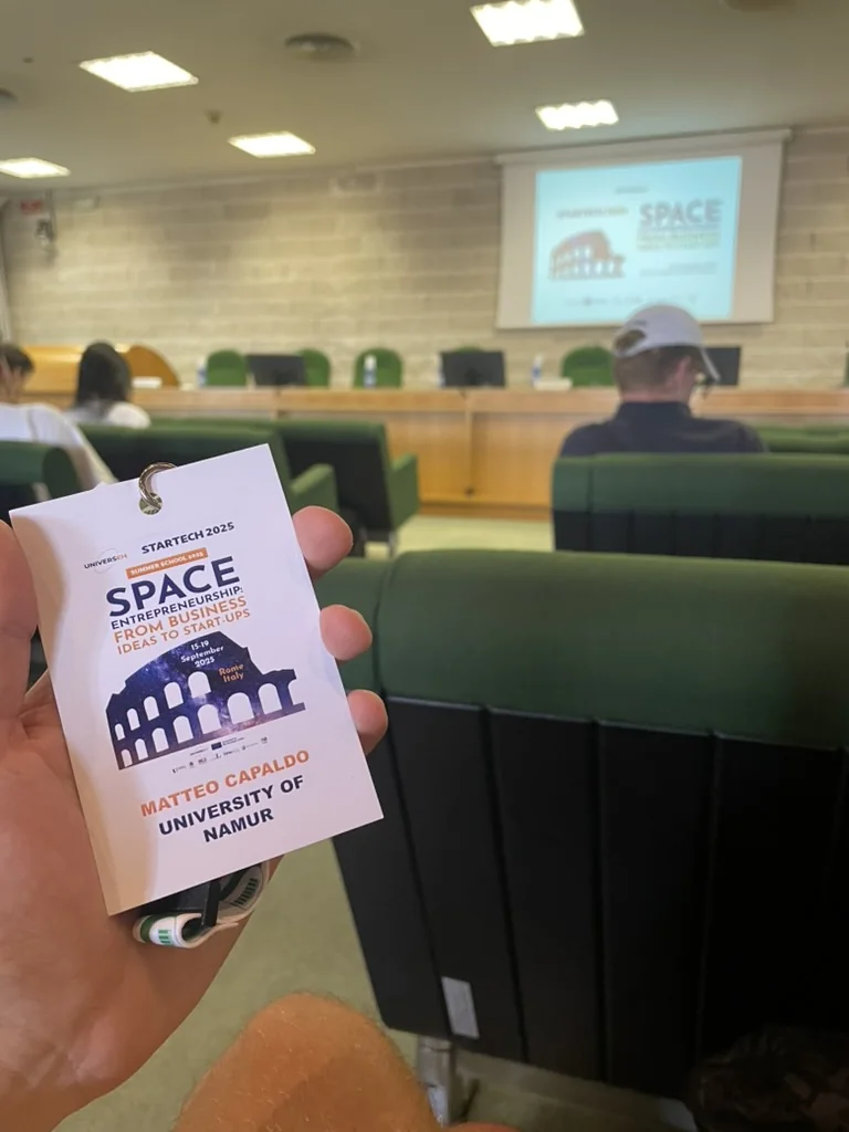 Badge STARTECH 2025 devant la salle de conférence à Rome