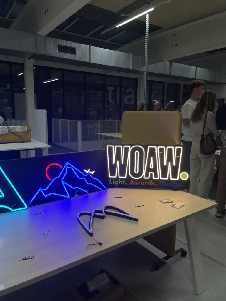 Stand WOAW avec son enseigne et ses créations lumineuses