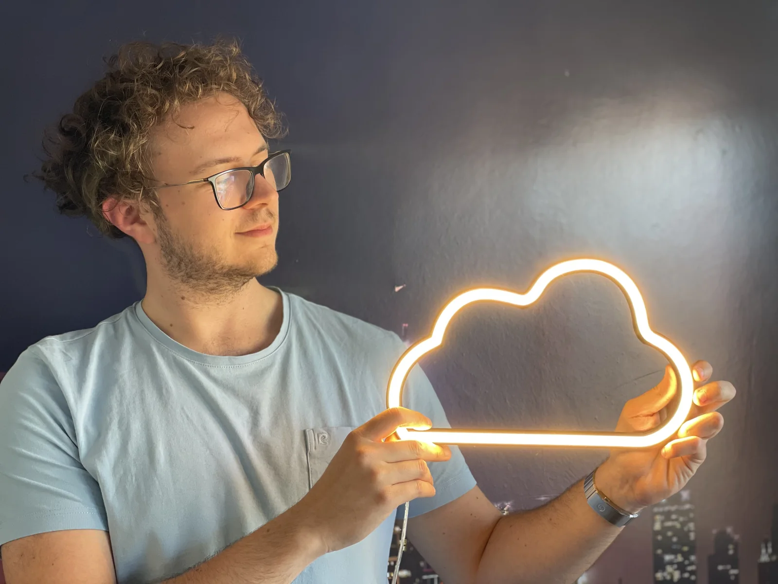Mattéo regarde une création lumineuse WOAW en forme de nuage