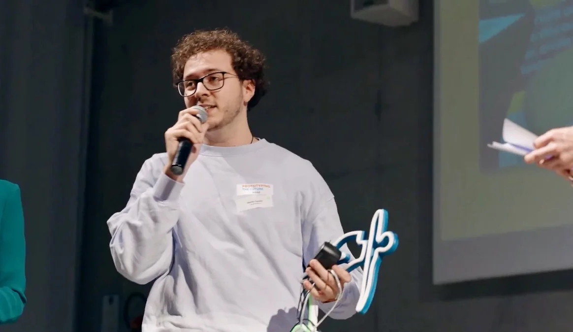 Mattéo Capaldo au micro, une création WOAW à la main