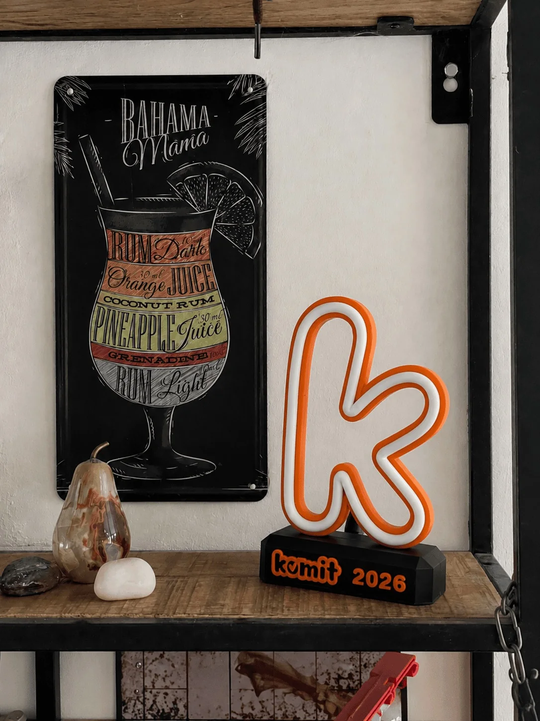 Création lumineuse orange Komit 2026 par WOAW