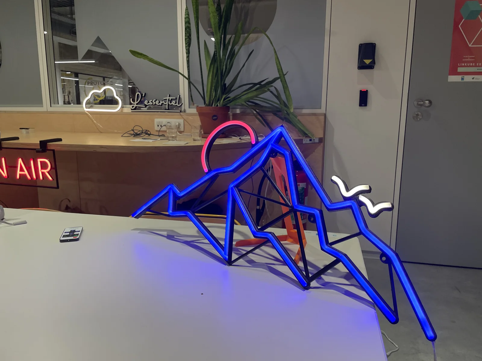 Créations lumineuses WOAW présentées dans les locaux de LinKube